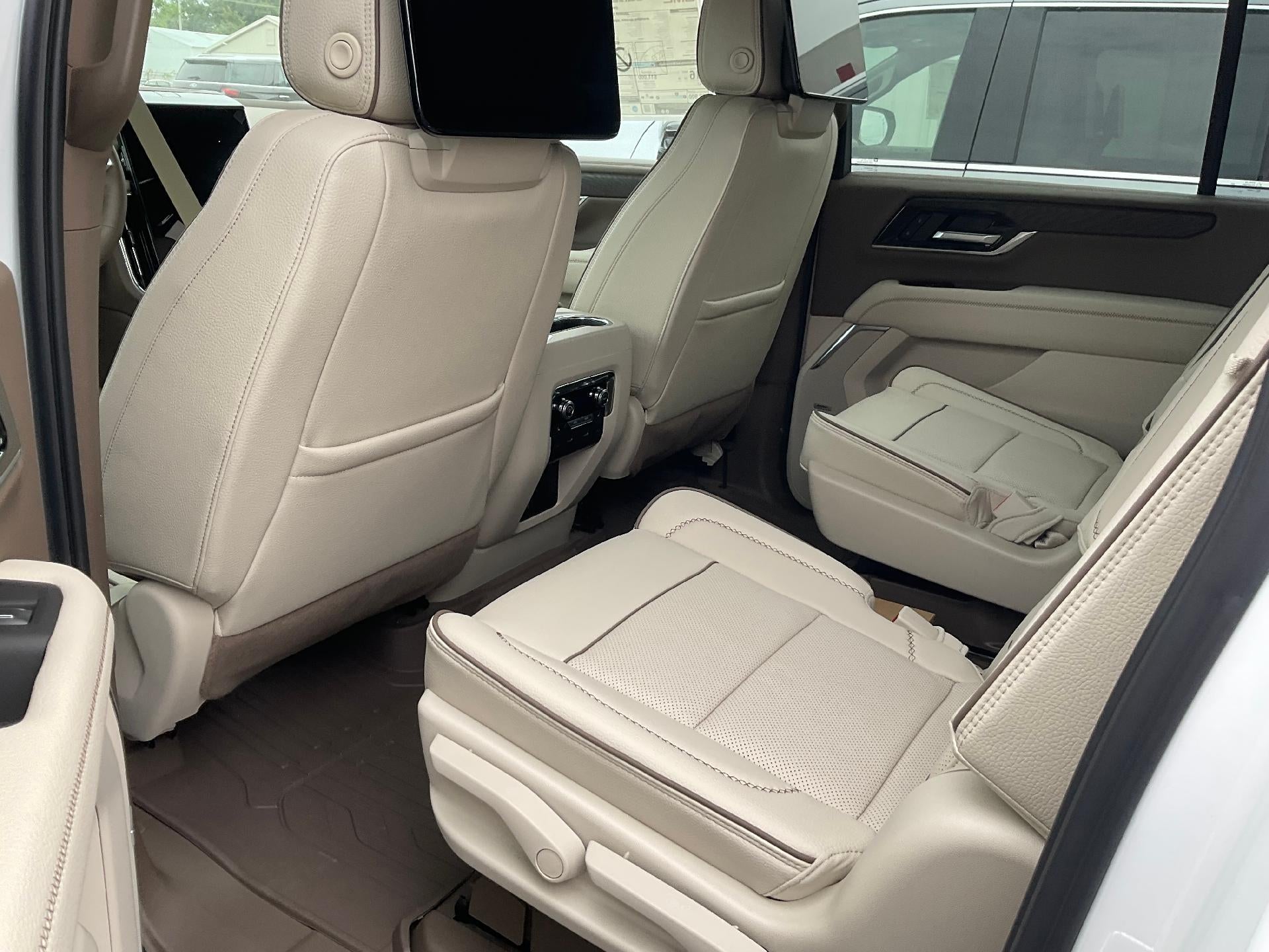 2026 GMC Yukon XL Denali - Photo 8